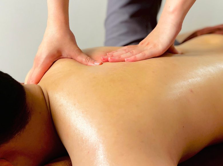 massage lưng úp tinh dầu quận 1