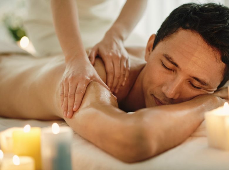 trị liệu massage cổ vai gáy cho nam