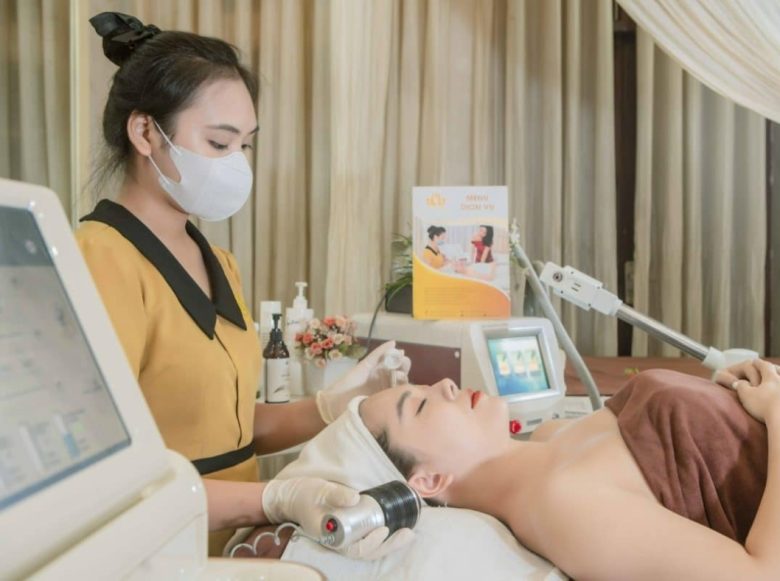 top 10 spa trị mụn đầu đen