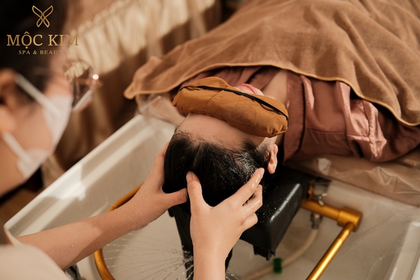 Ấn huyệt massage đầu, gội đầu dưỡng sinh