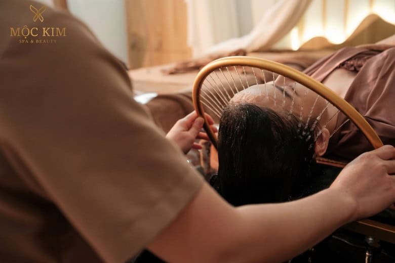 Moc Kim Spa 7号店提供干枯、受损及染后头发的修复护理 第一区美发水疗中心